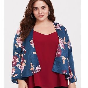 🤩 2/$15 - 
Blue Floral Satin Kimono Torrid 5/6